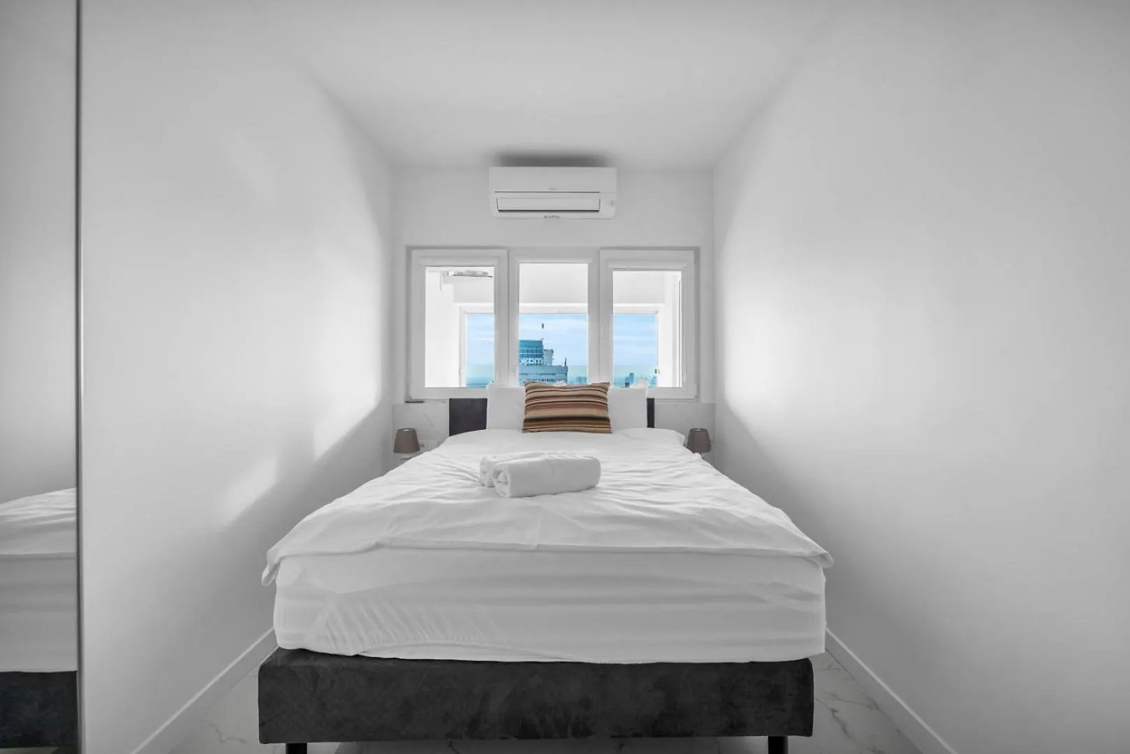 Apartments With View Of Warsaw 23Rd Floor